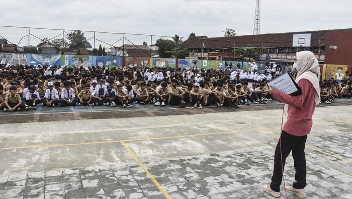 Tenaga Kesehatan Puskesmas Cipaku melakukan hipnoterapi saat sosialisasi bahaya merokok di SMP Negeri 1 Cipaku, Kabupaten Ciamis, Jawa Barat, Jumat (25/11/2022). Pemerintah Provinsi Jawa Barat melalui Dinas Kesehatan Kabupaten Ciamis memberikan edukasi kepada pelajar di setiap sekolah se-Ciamis tentang bahaya merokok dari Dana Bagi Hasil Cukai Hasil Tembakau (DBHCHT). ANTARA FOTO/Adeng Bustomi/aww.