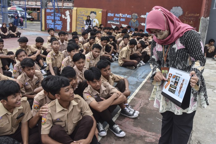 Tenaga Kesehatan Puskesmas Cipaku melakukan hipnoterapi saat sosialisasi bahaya merokok di SMP Negeri 1 Cipaku, Kabupaten Ciamis, Jawa Barat, Jumat (25/11/2022). Pemerintah Provinsi Jawa Barat melalui Dinas Kesehatan Kabupaten Ciamis memberikan edukasi kepada pelajar di setiap sekolah se-Ciamis tentang bahaya merokok dari Dana Bagi Hasil Cukai Hasil Tembakau (DBHCHT). ANTARA FOTO/Adeng Bustomi/aww.