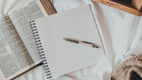 Ilustrasi menulis parafrase.