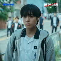 Park Ji Hoon banjir tawaran akting drakor adaptasi webtoon. Secara beruntun, “spesialis webtoon” ini membintangi Love Revolution, At a Distance Spring is Green, Weak Hero Class 1, dan terbaru Love Song for Illusion. Foto: Instagram @wavve.official