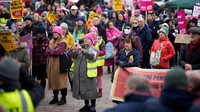 Sejumlah pegawai Universitas Liverpool dan mahasiswa melakukan demo di universitas yang ada di Liverpool, Inggris, Kamis (24/11/2022).