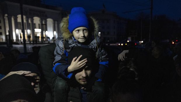 Pemandangan jalan-jalan gelap saat Kyiv menghadapi pemadaman listrik setelah Rusia meluncurkan serangan roket besar-besaran terhadap infrastruktur Ukraina pada 24 November 2022, di Kyiv, Ukraina. (Anadolu Agency via Getty Images)