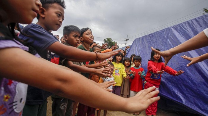 Sejumlah anak mengikuti sesi pemulihan trauma oleh Komunitas Cinta Anak Bangsa di pengungsian Benjot, Cugenang, Kabupaten Cianjur, Jawa Barat, Jumat  (25/11/2022). ANTARA FOTO/Yulius Satria Wijaya/rwa.