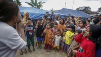 Di pengungsian Benjot, Cugenang, Kabupaten Cianjur, Jawa Barat, Jumat (25/11/2022), anak-anak ini diajak belajar dan bermain.