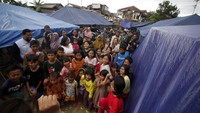 Anak-anak korban gempa pun dapat kembali tersenyum.