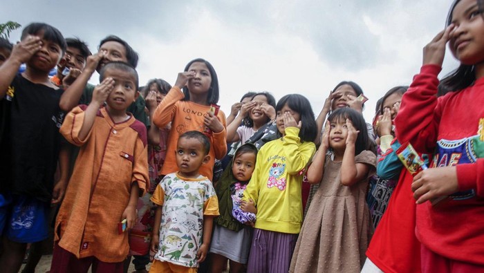 Pemulihan Trauma untuk Anak-anak Korban Gempa Cianjur Sejumlah anak mengikuti sesi pemulihan trauma oleh Komunitas Cinta Anak Bangsa di pengungsian Benjot, Cugenang, Kabupaten Cianjur, Jawa Barat, Jumat (25/11/2022). ANTARA FOTO/Yulius Satria Wijaya/rwa.