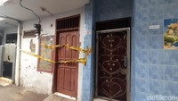 Rumah tersebut berukuran sekitar 3x4 meter. Pintu rumah berbahan kayu dan ada sebuah jendela di bagian tembok depan rumah. (Ilham Oktafian/detikcom)