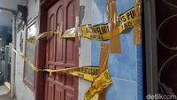 Garis polisi masih melintang di depan pintu dan tembok rumah kakak adik tersebut. Lampu rumah mati. (Ilham Oktafian/detikcom)