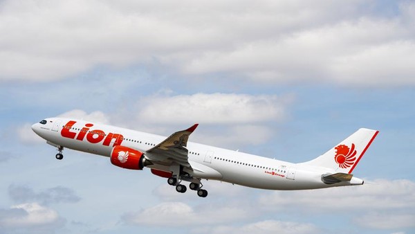 Mulai 26 November 2022, Lion Air akan melangsungkan penerbangan Umrah dari Bandara Kertajati di Majalengka langsung ke Bandara Internasional Amir Muhammad bin Abdul Aziz (AMAA) di Madinah, Arab Saudi (MED). Lion Air menyiapkan 2 pesawat. (dok. Lion Air)