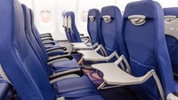 Kursi pesawat Airbus ini juga lebih ergonomis, lebih nyaman, jarak antar kursi lebih lega, tersedia sandaran lengan yang lebar. Dengan teknologi terbaru, membuat pesawat ini 25% lebih efisien rasio penggunaan bahan bakar. (dok. Lion Air)