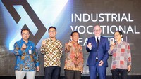 Bekerjasama dengan Tanoto Foundation, APRIL mendukung inisiasi prodi khusus pulp dan kertas di UNRI, termasuk pembangunan infrastrukturnya guna mendukung penyediaan SDM terapan yang berkualitas dan siap untuk masuk ke dunia kerja. Kualitas sumber daya yang kompeten merupakan aset penting yang akan mendukung pertumbuhan industri pulp dan kertas di Indonesia, khususnya di Provinsi Riau.