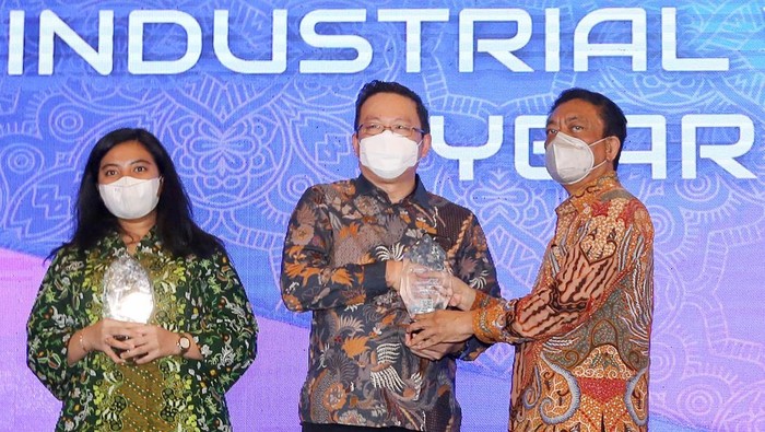 APRIL Group menerima penghargaan sebagai perusahaan yang sukses menjalankan Best Practices Pengembangan Vokasi 2022 oleh Kementerian Perindustrian.