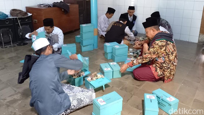 Pengurus Masjid Agung Solo membuka kotak infak salat Jumat (25/11/2022) untuk digunakan membantu korban Gempa Cianjur.