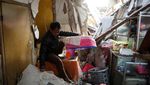 Perjuangan Warga Menembus Reruntuhan Gempa untuk Evakuasi Barang