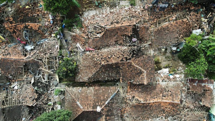 Perjuangan Warga Menembus Reruntuhan Gempa untuk Evakuasi Barang Sebagian warga Cianjur kembali ke rumah untuk mengevakuasi barang-barangnya. Mereka terpaksa melewati celah reruntuhan untuk mengevakuasi barang-barangnya.