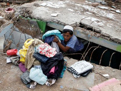 Perjuangan Warga Menembus Reruntuhan Gempa untuk Evakuasi Barang