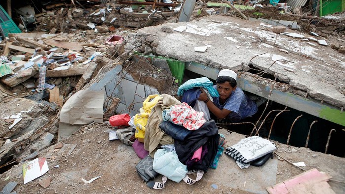Perjuangan Warga Menembus Reruntuhan Gempa untuk Evakuasi Barang Sebagian warga Cianjur kembali ke rumah untuk mengevakuasi barang-barangnya. Mereka terpaksa melewati celah reruntuhan untuk mengevakuasi barang-barangnya.