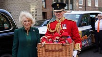 Anggota senior Kerajaan Inggris itu tebar pesona di hadapan rakyat Inggris bersama boneka Paddington yang termasyhur. Foto: WireImage/Karwai Tang