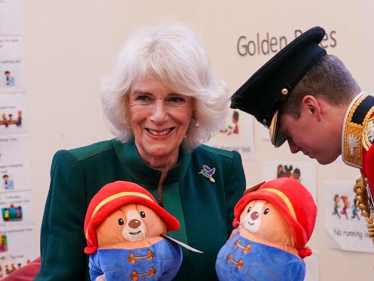 Camila Tebar Pesona Bareng Boneka Paddington