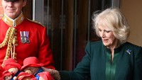 Camilla tampil sederhana dengan riasan tipis dan tatanan rambut yang tak pernah berubah. Foto: WireImage/Karwai Tang