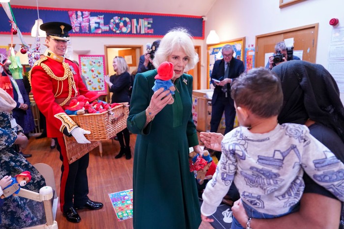 Permaisuri Camilla LONDON, ENGLAND - NOVEMBER 24: Camilla, Queen Consort departs Barnardoβs Nursery, Bow on November 24, 2022 in London, England. Camilla, Queen Consort will personally deliver Paddington bears and other cuddly toys that were left as tributes to Queen Elizabeth II at Royal Residences to children supported by Barnardos. (Photo by Karwai Tang/WireImage)