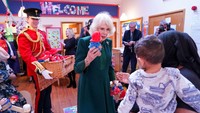 Permaisuri Camilla tiba di Barnardos Nursery, Bow, pada 24 November di London, Inggris. Foto: WireImage/Karwai Tang