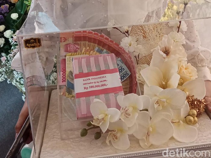 Pernikahan ala sultan di Jember dengan mahar dan hadiah senilai Rp 1 miliar.