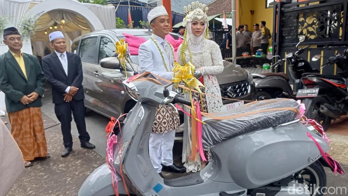 Pernikahan ala sultan di Jember dengan mahar dan hadiah senilai Rp 1 miliar.