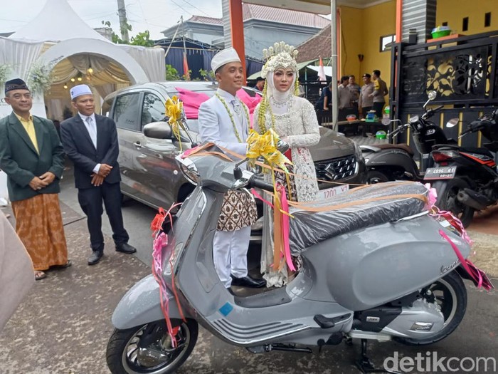 Pernikahan ala sultan di Jember dengan mahar dan hadiah senilai Rp 1 miliar.