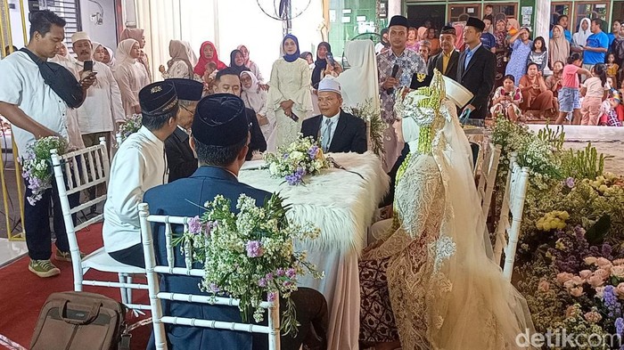 Pernikahan ala sultan di Jember dengan mahar senilai Rp 1 miliar.