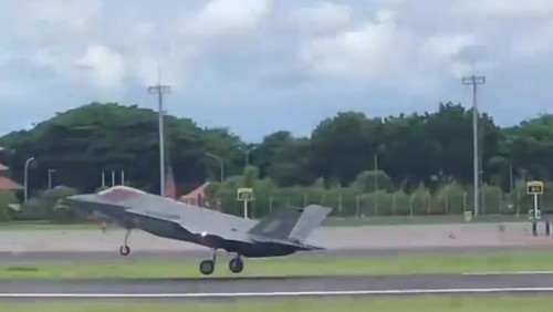 Tangkapan layar pesawat siluman Australia mendarat di Lanud Ngurah Rai, Bali.