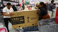 Warga rela antre untuk memborong barang-barang diskon saat Black Friday, salah satunya televisi.  