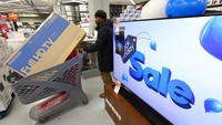 Saat peringatan Black Friday, toko-toko akan memberikan diskon besar-besaran.  