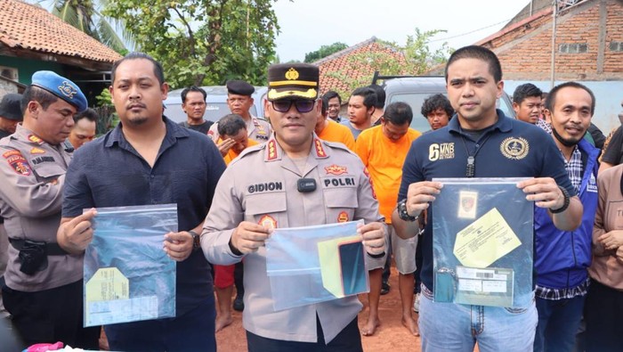 Polres Metro Bekasi menangkap komplotan perampok yang membuang sopir pikap di pinggir jalan Kedungwaringin, Kabupaten Bekasi.