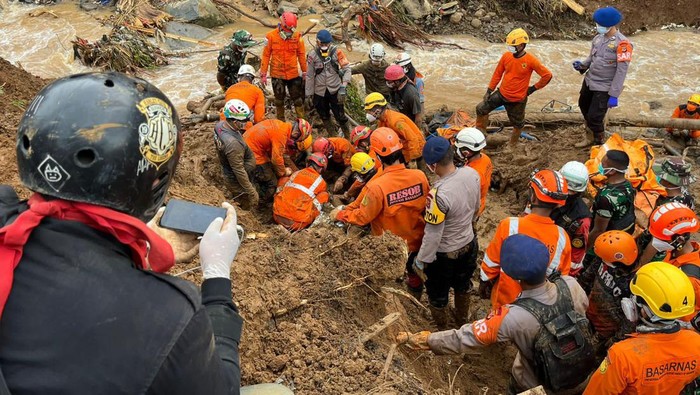 Polri temukan jasad ibu dan anak berpelukan saat evakuasi korban gempa bumi di Cianjur (Dok. Humas Polri)