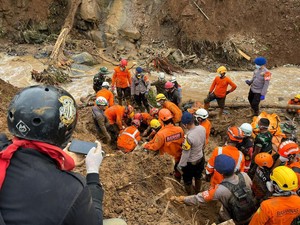 Polri Temukan Jasad Ibu-Anak Berpelukan Saat Evakuasi Korban Gempa Cianjur
