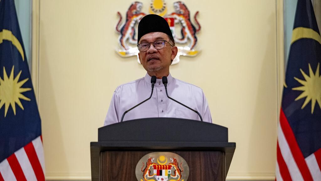 Anwar Ibrahim: Jangan Lagi Memberi Saya Hadiah!