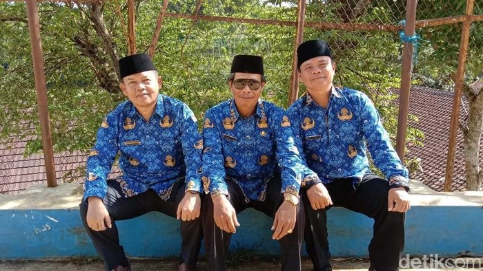 Potret guru senior di SMPN 2 Gegerbitung Ade Isman (sisi kanan), Empet Soleh (tengah) dan Dedi Sudrajat (sisi kiri).