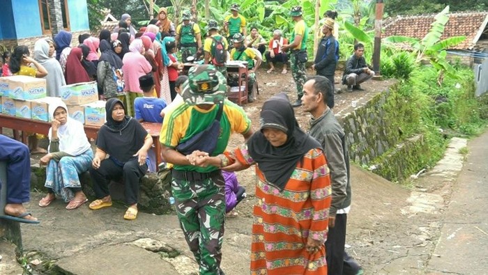 Prajurit Kostrad beri bantuan ke korban gempa Cianjur hingga ke daerah terisolir.