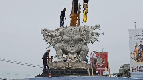 Proses pemasangan bagian badan patung Wisnu Murti pada pedestal yang ada di bundaran Kediri, Jumat (25/11/2022). Foto: Chairul Amri Simabur