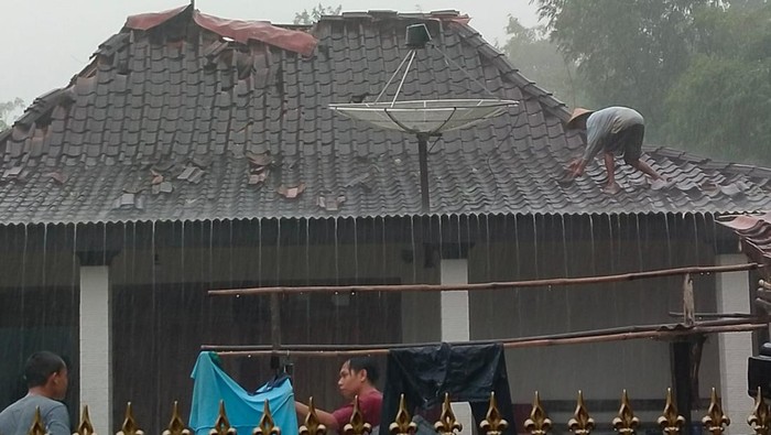 Bencana akibat angin puting beliung di Desa Jaten Kecamatan Selogiri Wonogiri.