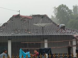 Puting Beliung Sapu Jaten Wonogiri, Genting Belasan Rumah Beterbangan