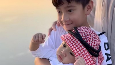 Momen Keluarga Raffi Ahmad Main di Padang Pasir, Lucunya Rayyanza Bersorban
