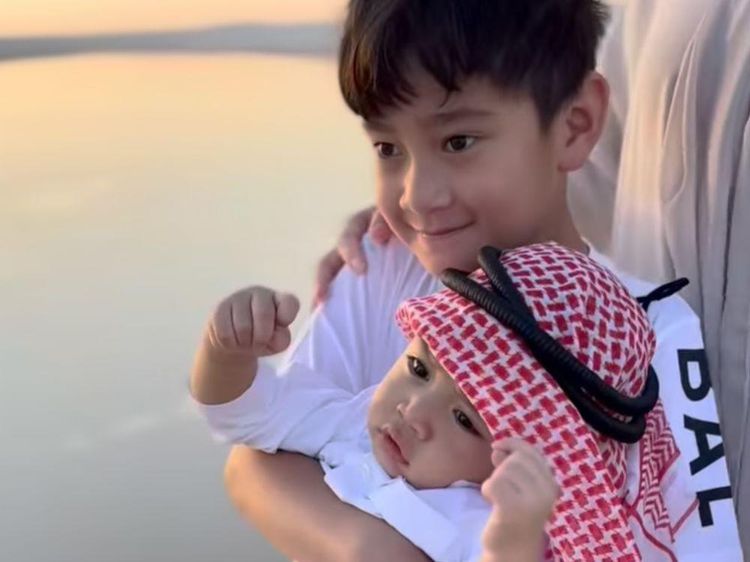 Momen Keluarga Raffi Ahmad Main di Padang Pasir, Lucunya Rayyanza Bersorban