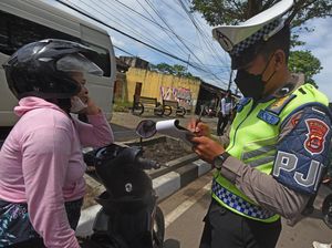 Kakorlantas Gemes dengan Pengendara yang Copot Pelat Nomor, Tilang Manual Lagi?