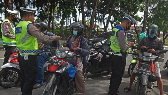 RAZIA PAJAK KENDARAAN BERMOTOR Anggota Polantas menilang warga yang kedapatan menunggak pajak kendaraan bermotor (PKB) saat melakukan razia di Serang, Banten, Jumat (25/11/2022). Razia digelar untuk meningkatkan kesadaran warga membayar PKB sekaligus mendongkrak pendapatan daerah. ANTARA FOTO/Asep Fathulrahman/aww.
