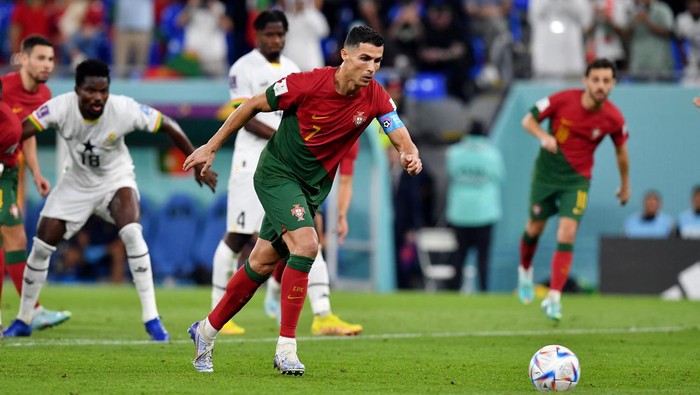 Soccer Football - FIFA World Cup Qatar 2022 - Group H - Portugal v Ghana - Stadium 974, Doha, Qatar - November 24, 2022 Portugals Cristiano Ronaldo scores their first goal from the penalty spot REUTERS/Jennifer Lorenzini