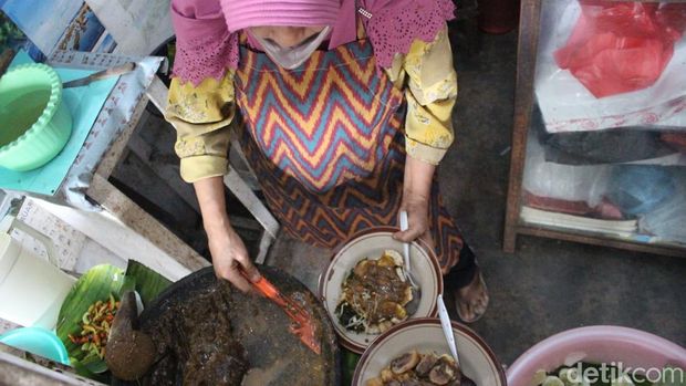 Rujak Cingur Bu Bokin Jombang yang legendaris
