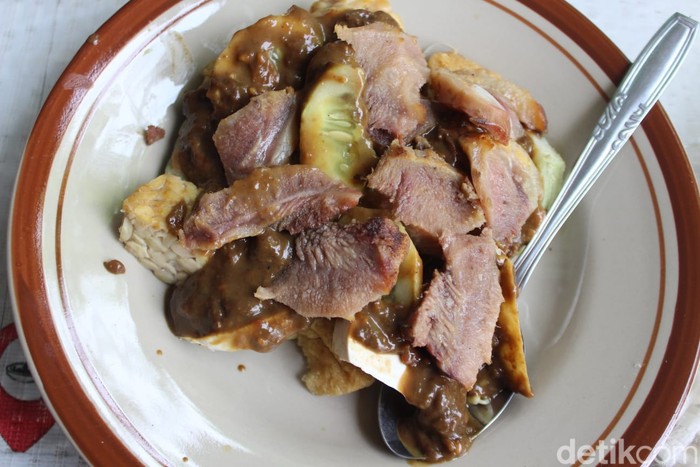 Rujak Cingur Bu Bokin Jombang yang legendaris