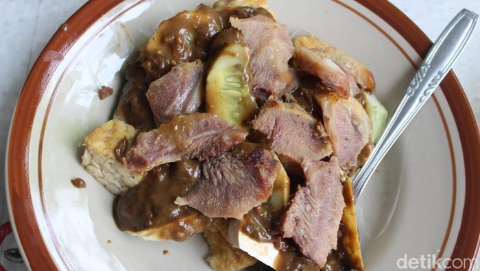 Rujak Cingur Bu Bokin Jombang yang legendaris